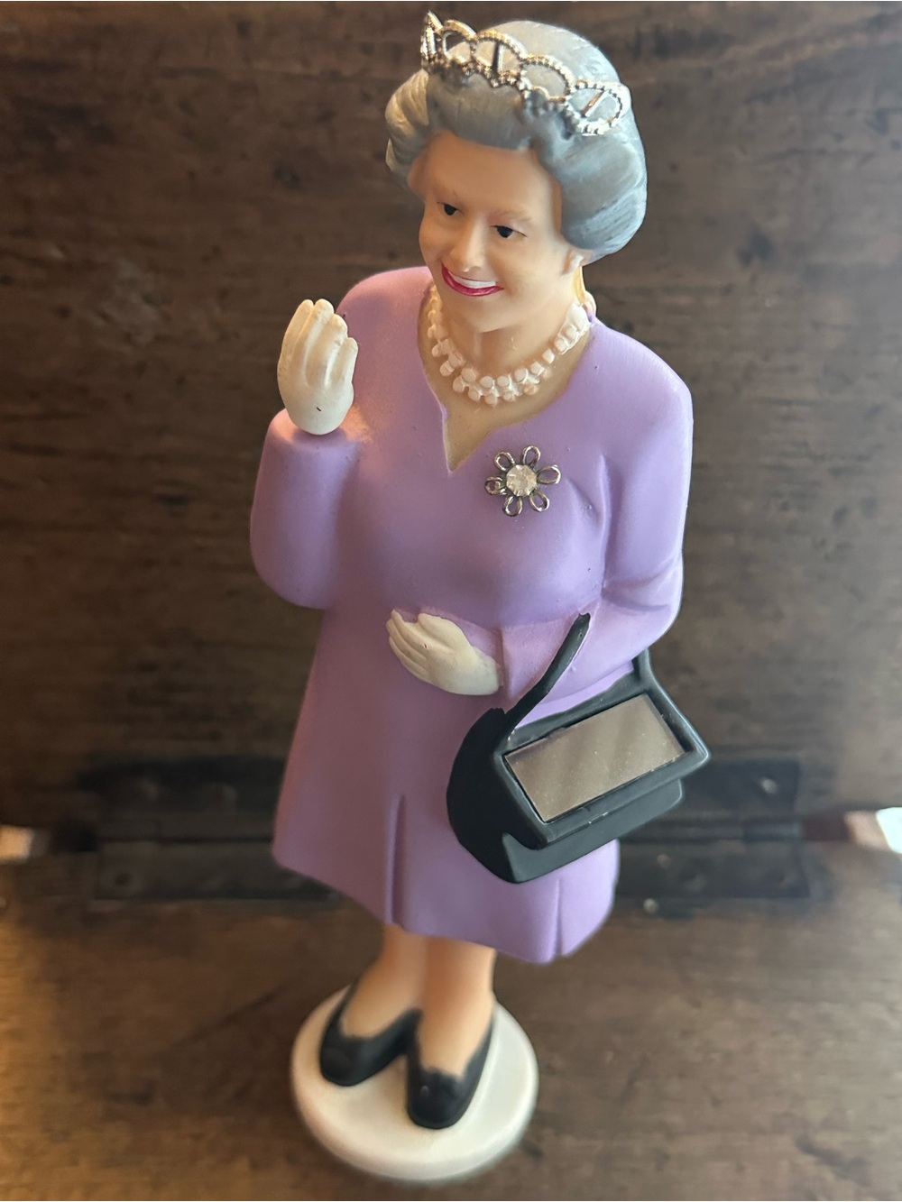 KIKKERLAND Waving Figurine QUEEN ELIZABETH II Solar Diamond Jubilee Ed. Works.